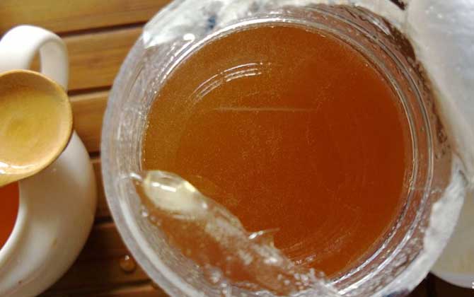 喝蜂蜜水會(huì)胖嗎?關(guān)鍵看飲用量,過量喝會(huì)長(zhǎng)胖,適量喝反而減肥! 蜂蜜