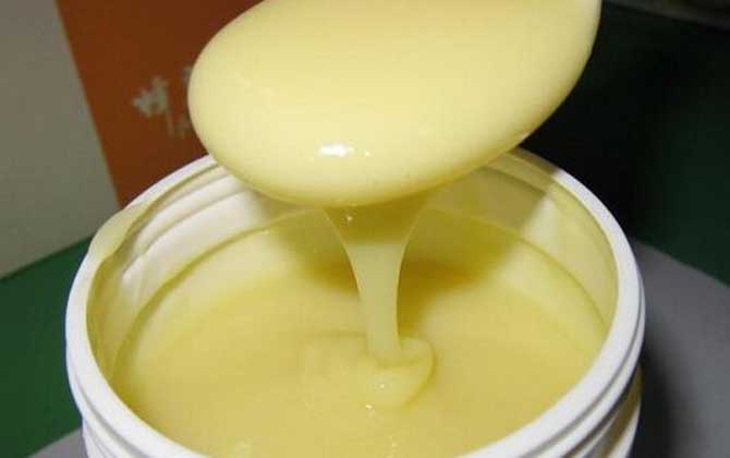 蜂王漿的作用與功效有哪些?經常吃些蜂王漿,這5個好處跑不了! 蜂王漿