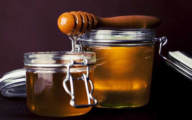 真蜂蜜大概多少錢一斤?最便宜的都要50元,有些甚至要200多元! 蜂蜜