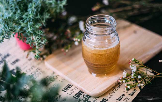 蜂蜜有保質(zhì)期嗎?保質(zhì)期多久?實(shí)際上蜂蜜沒(méi)有嚴(yán)格意義的保質(zhì)期! 蜂蜜