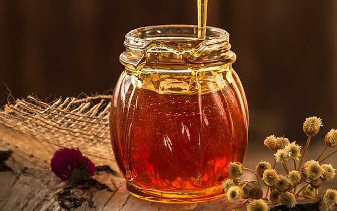 蜂蜜有保質(zhì)期嗎?保質(zhì)期多久?實(shí)際上蜂蜜沒(méi)有嚴(yán)格意義的保質(zhì)期! 蜂蜜