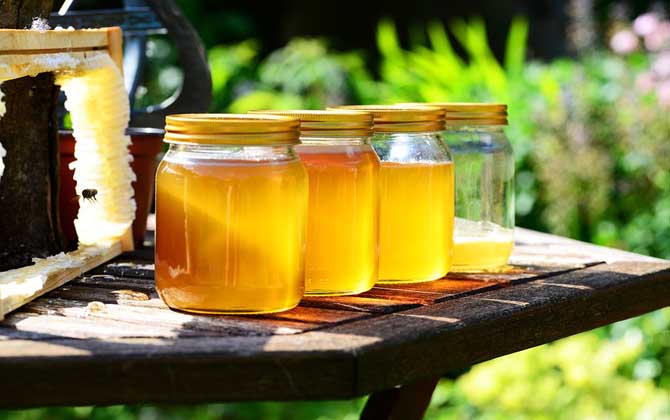 蜂蜜有保質(zhì)期嗎?保質(zhì)期多久?實(shí)際上蜂蜜沒(méi)有嚴(yán)格意義的保質(zhì)期! 蜂蜜