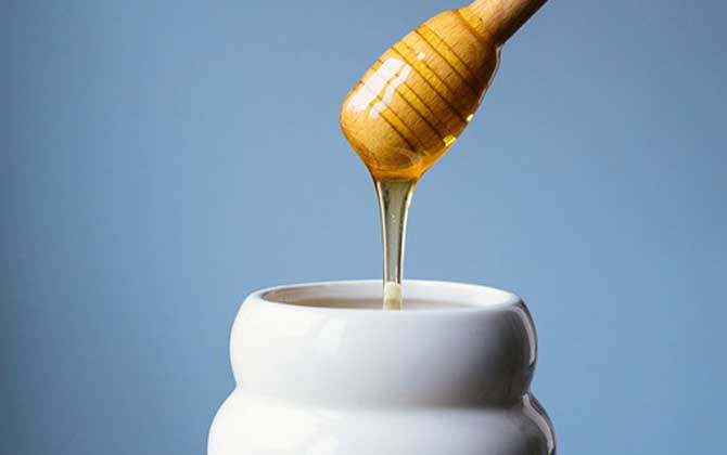 蜂蜜有保質(zhì)期嗎?保質(zhì)期多久?實(shí)際上蜂蜜沒(méi)有嚴(yán)格意義的保質(zhì)期! 蜂蜜