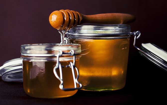 經期可以喝蜂蜜嗎?答案是肯定的,實際上經期喝蜂蜜能緩解痛經! 蜂蜜