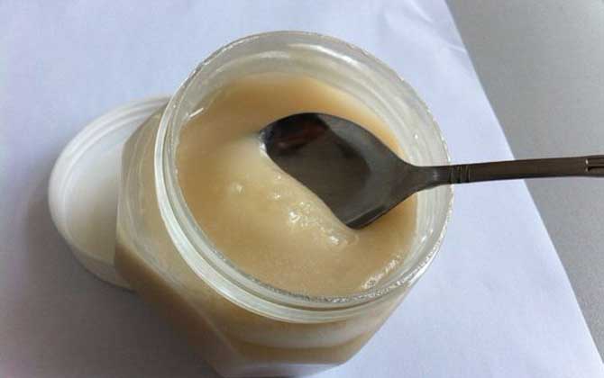 牛奶蜂蜜面膜怎么做?實際上非常簡單,但敷面頻次不宜過于頻繁! 蜂蜜