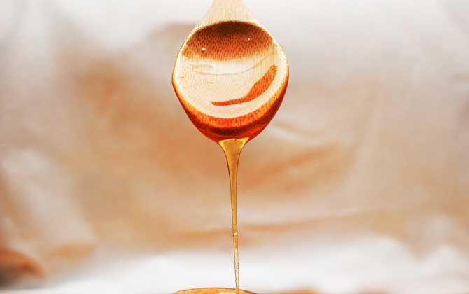 真蜂蜜和假蜂蜜怎么鑒別?色、香、味均有不同,結(jié)晶狀態(tài)也不同! 蜂蜜