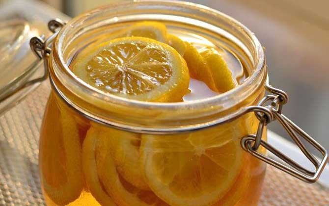 蜂蜜檸檬的腌制方法,像這樣做蜂蜜腌檸檬,既簡(jiǎn)單又好吃! 蜂蜜腌檸檬