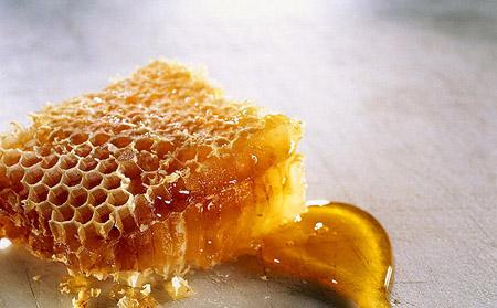 黑蜂蜂蜜的作用與功效及食用方法（黑蜂蜜的營養價值）