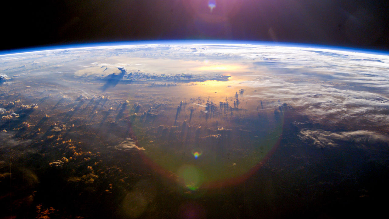 小行星將在秋分時(shí)節(jié)經(jīng)過(guò)地球,直徑約為300米 小行星將在秋分時(shí)節(jié)經(jīng)過(guò)地球,直徑約為300米?