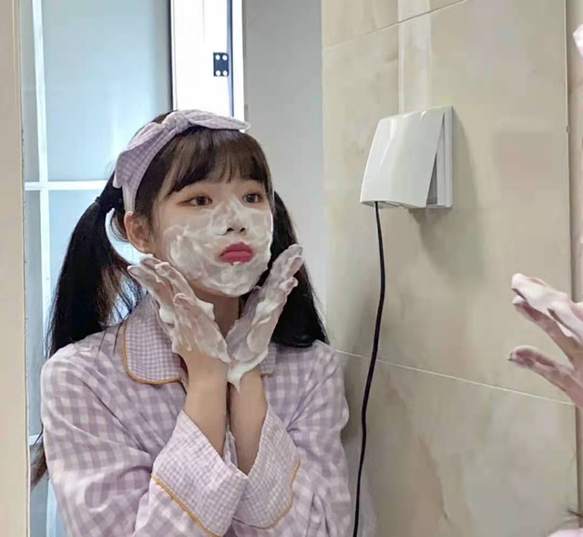 面部皮膚油膩？學(xué)會(huì)這3個(gè)洗臉小技巧，讓你遠(yuǎn)離“毛孔粗大”煩惱