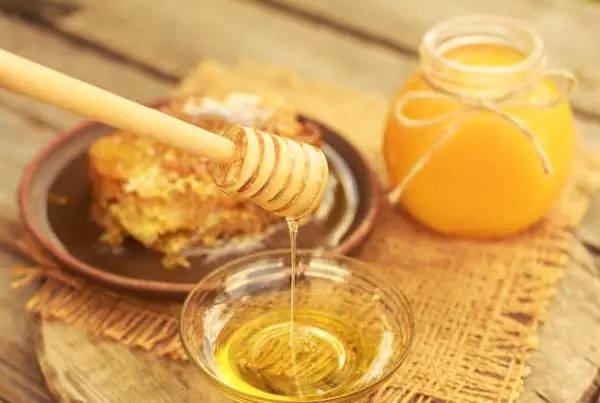 咖啡可以加蜂蜜喝嗎(咖啡和蜂蜜一起喝的效果) 咖啡可以加蜂蜜喝嗎(咖啡和蜂蜜一起喝的效果)