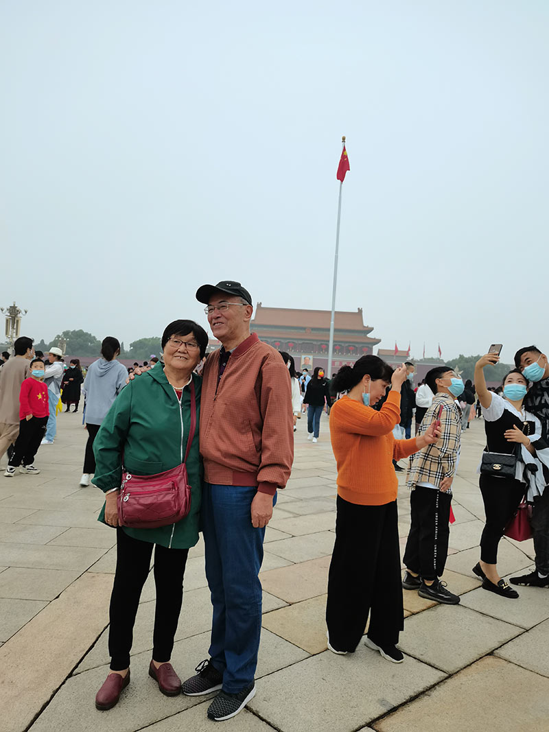 國慶節(jié)去天安門廣場看升旗儀式是一種什么體驗 同升一面旗|十一假期,游客們觀看升旗后歡呼:“祝福祖國越來越好”