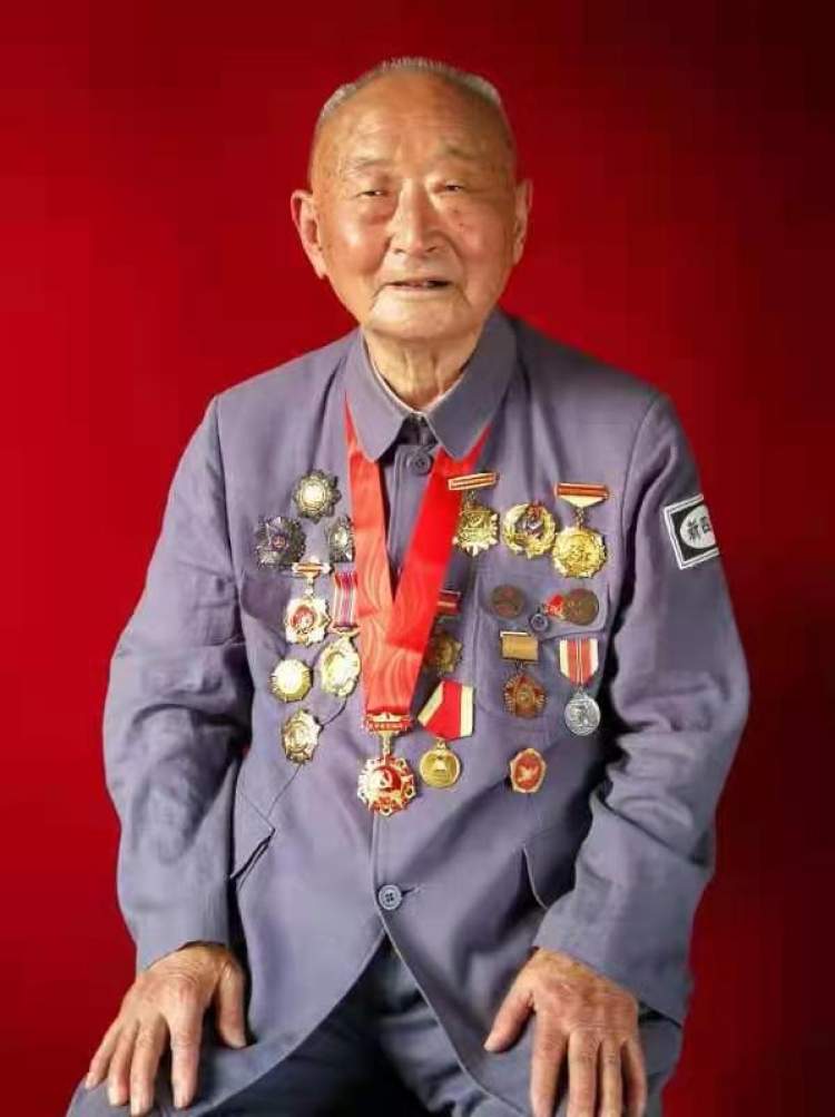 《長津湖》首映日票房將破2億，98歲志愿軍老戰(zhàn)士聊觀感：不打這一仗新中國會很危險