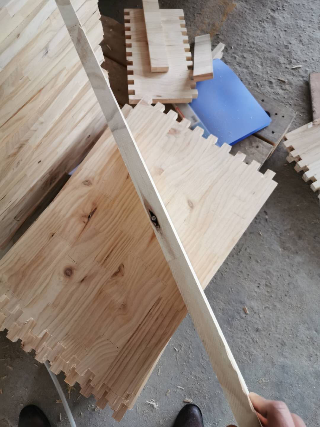 工蜂喂養幼蟲一天多少次（工蜂每天訪問幼蟲巢房1300多次，幼蟲怎么沒撐死）