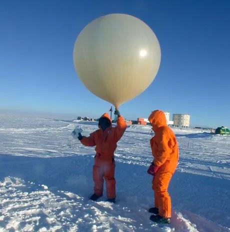 日本再現(xiàn)神秘白球：浮在空中不動(dòng)，墜著未知物體，它到底是什么？