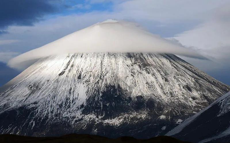 日本再現(xiàn)神秘白球：浮在空中不動(dòng)，墜著未知物體，它到底是什么？