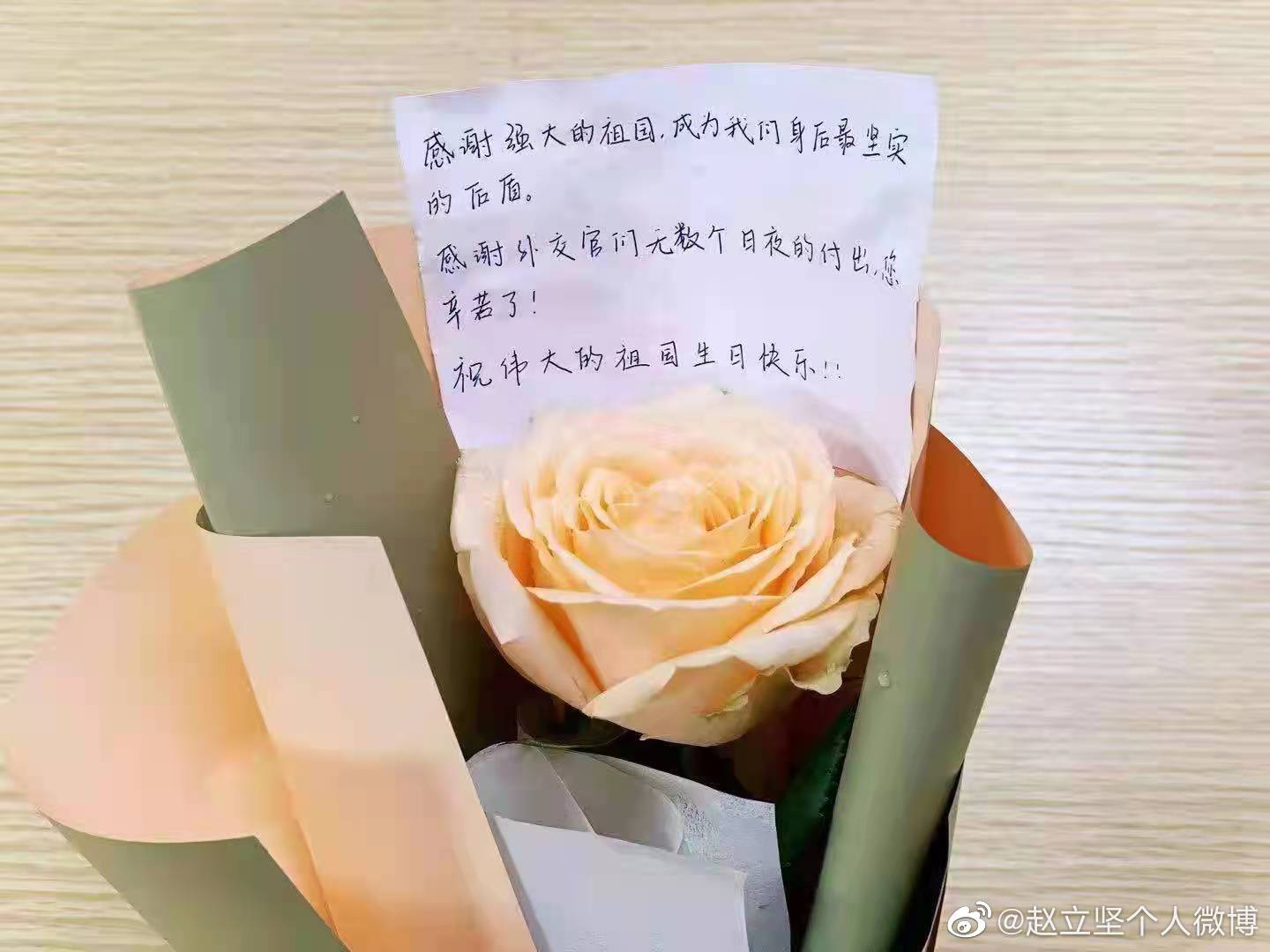 大學(xué)生獻(xiàn)花外交部感謝國家營救孟晚舟，趙立堅：深受感動，也深受鼓舞