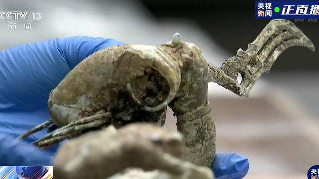 上新了！三星堆出土青銅小立人翹著蘭花指，太可愛，專家這么猜測