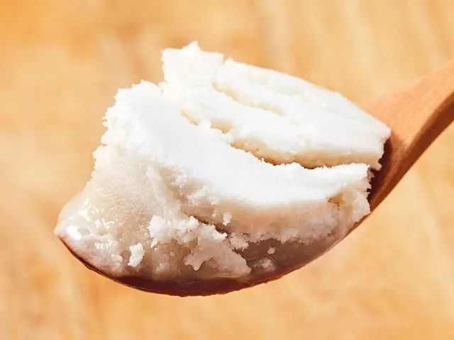 蜂蜜為什么變成白色固體(蜂蜜變成白色膏狀的原因) 蜂蜜為什么變成白色固體(蜂蜜變成白色膏狀的原因)