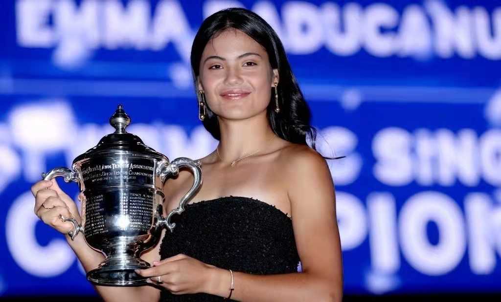 18歲華裔小將美網(wǎng)奪冠！高顏值被指似選美冠軍，開口東北話太親切