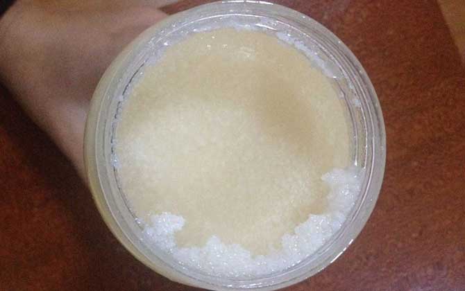 蜂蜜結(jié)晶是怎么回事？別擔(dān)心，這是正常現(xiàn)象，要恢復(fù)也非常簡(jiǎn)單！