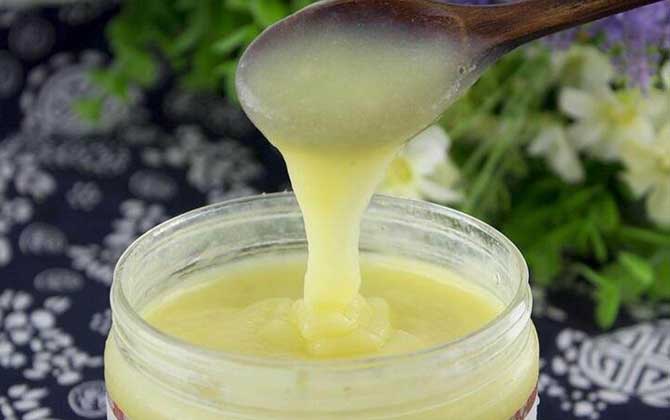 蜂王漿是怎么來的？生產過程復雜且產量低，難怪價格賣得這么貴！