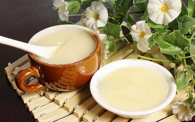 雪蜜和蜂蜜有什么的區別？雪蜜也是蜂蜜，因結晶潔白如雪而得名！