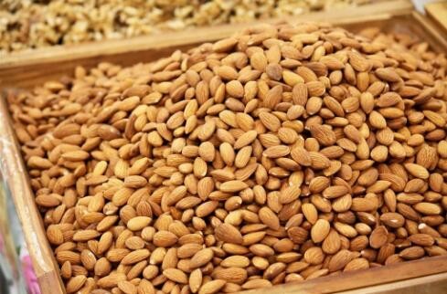 杏仁拌蜂蜜的功效，蜂蜜炒杏仁治療什么??？