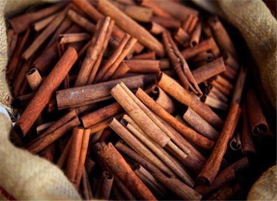 肉桂和蜂蜜的功效與作用，肉桂蜂蜜水能治狐臭嗎?
