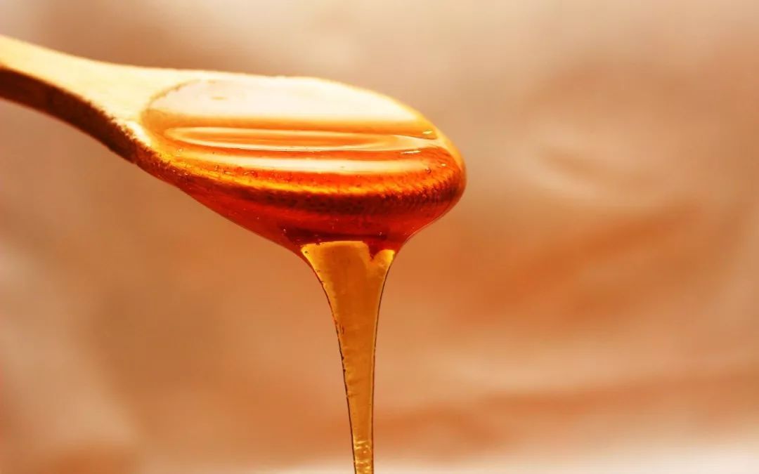 早春蜜蜂進(jìn)粉是蜂王產(chǎn)卵了嗎（蜜蜂大量采粉說(shuō)明什么）